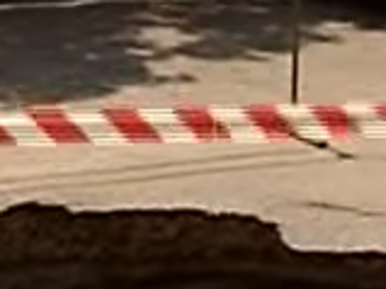 Яму огородили ленточками