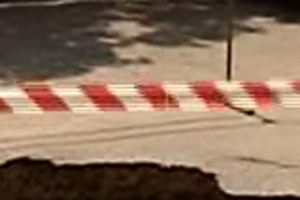 Яму огородили ленточками