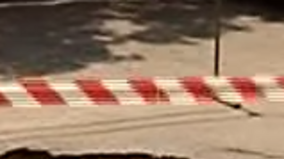 Яму огородили ленточками