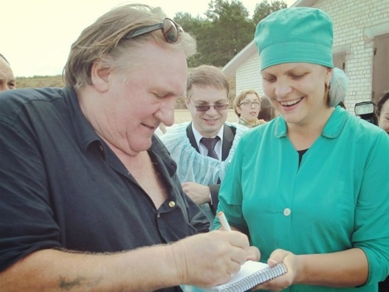 Жерар Депардье во время посещения сельхозпредприятия "Озерицкий-Агро"