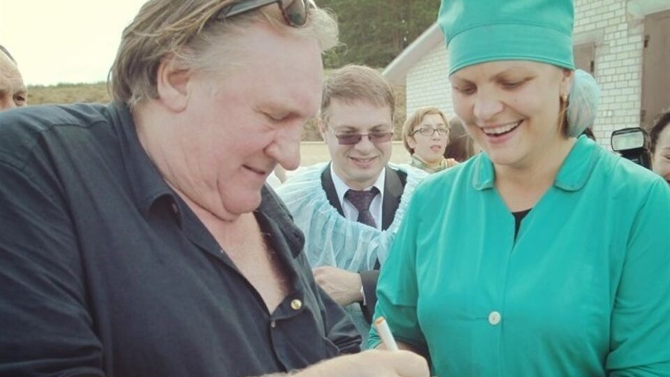 Жерар Депардье во время посещения сельхозпредприятия "Озерицкий-Агро"