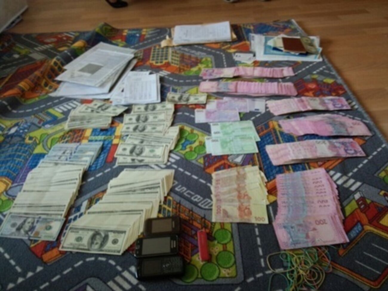 Изъятые во время обысков у сотрудников УЦОКО деньги&nbsp;