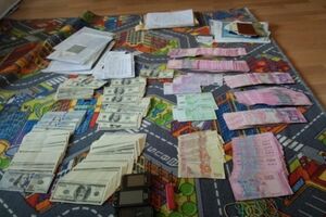Изъятые во время обысков у сотрудников УЦОКО деньги