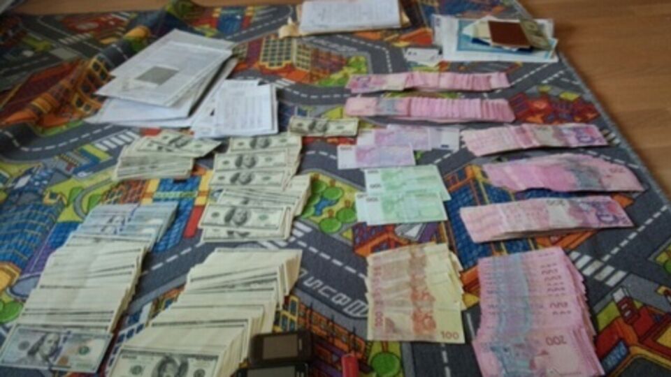 Изъятые во время обысков у сотрудников УЦОКО деньги