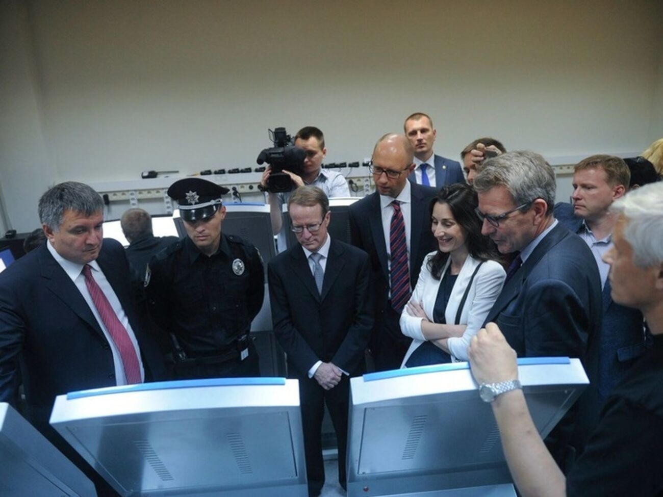 Глава МВД Арсен Аваков, заместитель госсекретаря США Уильям Браунфилд, премьер-министр Арсений Яценюк, замминистра МВД Эка Згуладзе и посол США в Украине Джеффри Пайетт на открытии нового департамента полиции в Киеве
