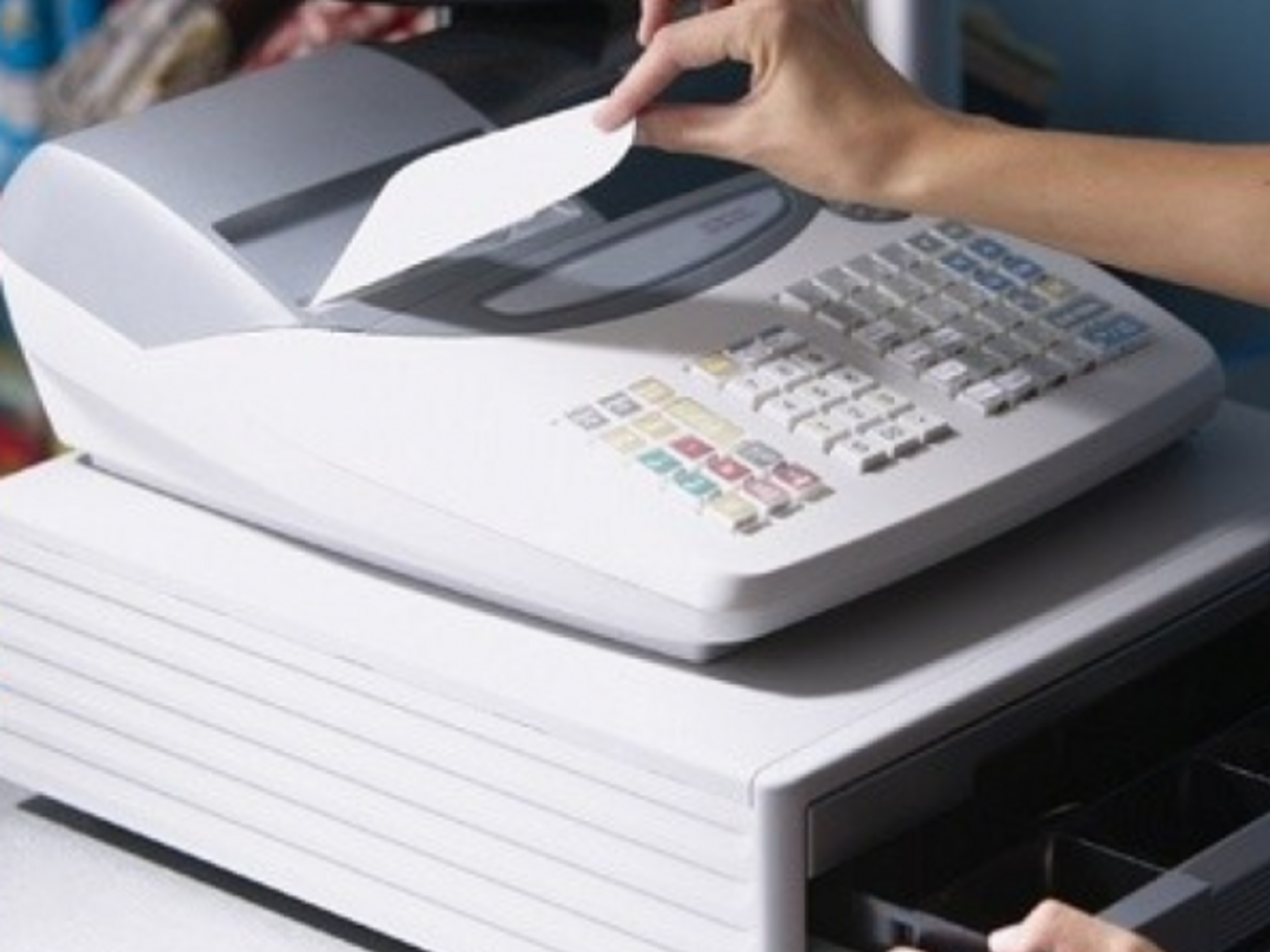 Президент подписал закон, позволяющий мелкому бизнесу не применять кассовые аппараты