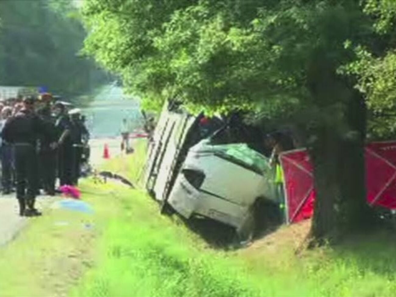 Автобус при невыясненных обстоятельствах выехал на встречную полосу, съехал в канаву и врезался в дерево