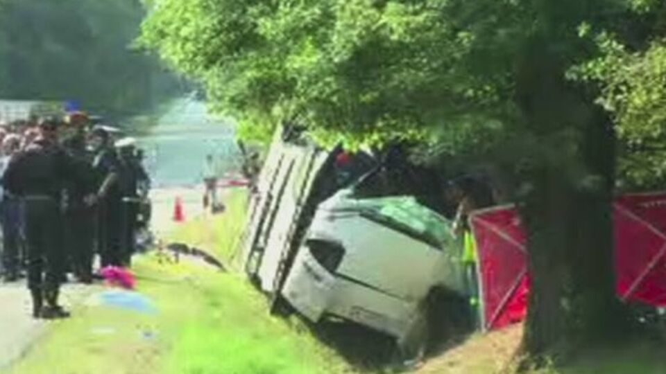 Автобус при невыясненных обстоятельствах выехал на встречную полосу, съехал в канаву и врезался в дерево