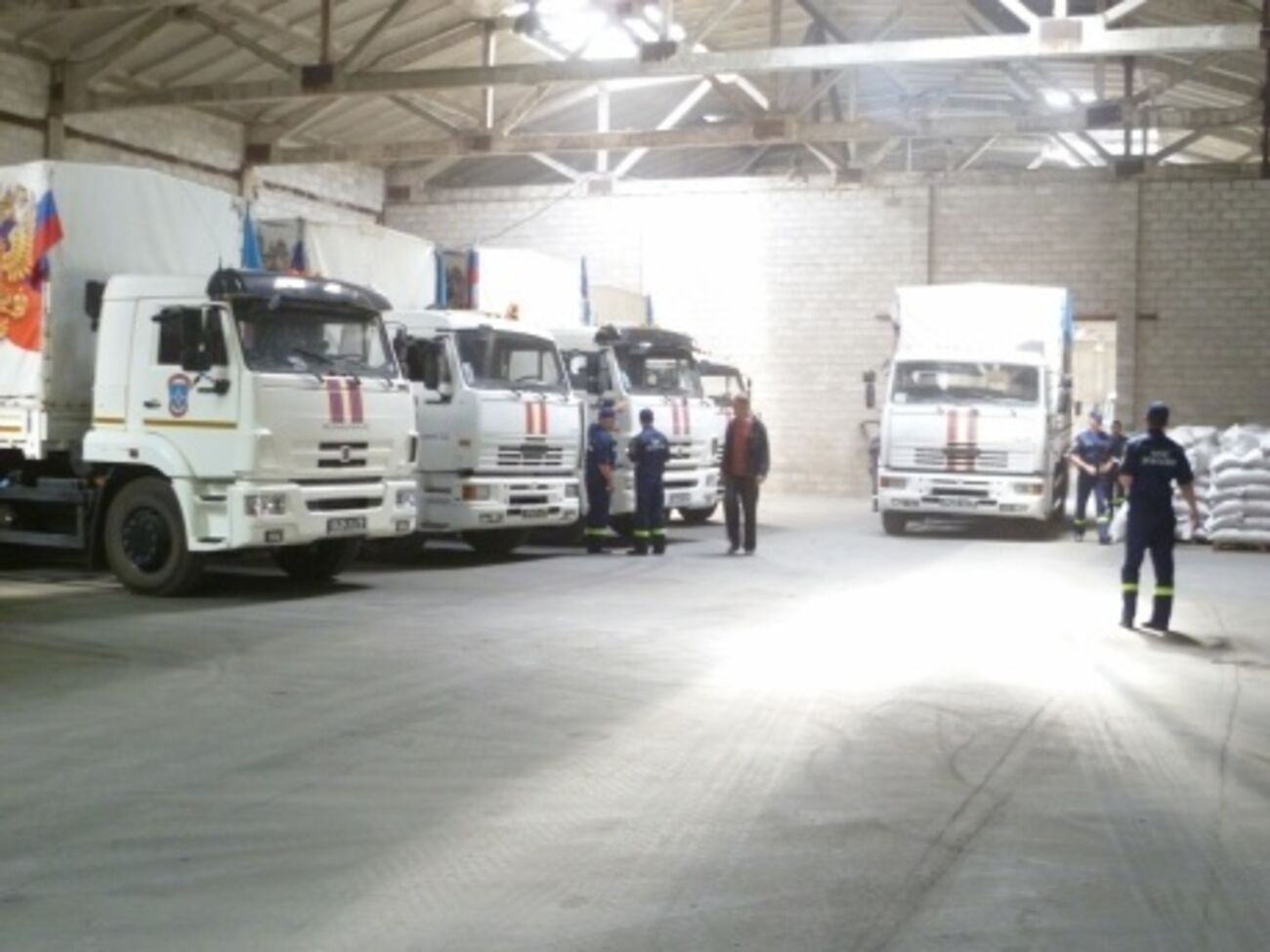 По данным российской стороны, грузовики привезли на Донбасс продукты питания и медикаменты