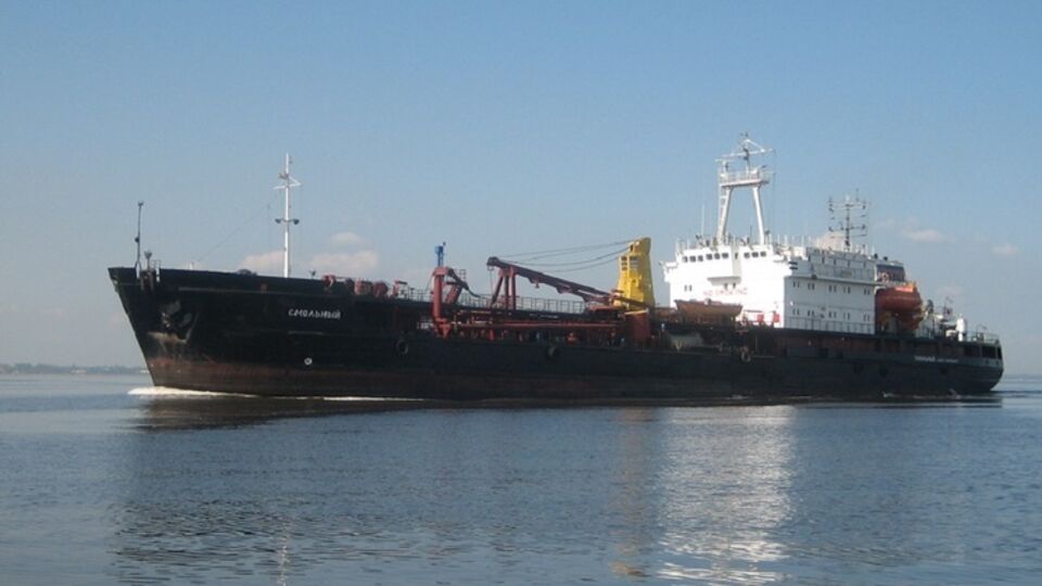 Танкер "Смольный" более двух лет провел в море, не заходя в порты