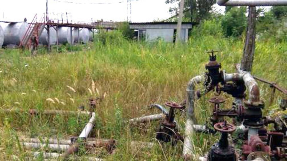 На территории нефтебазы обнаружено насосное оборудование и семь цистерн