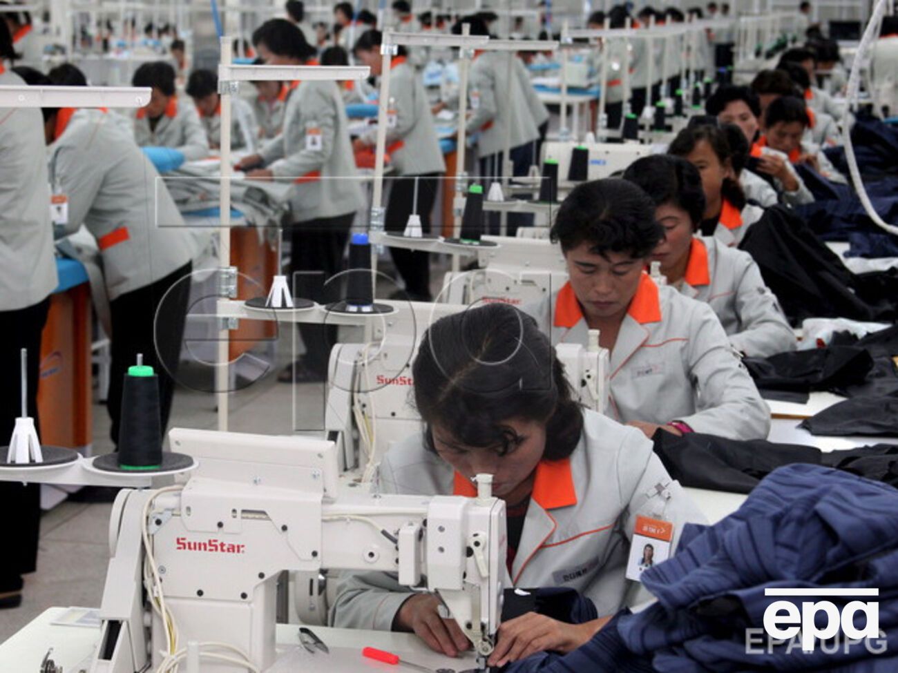 Работники госучреждений, заводов и школ начинают работу в пять часов утра