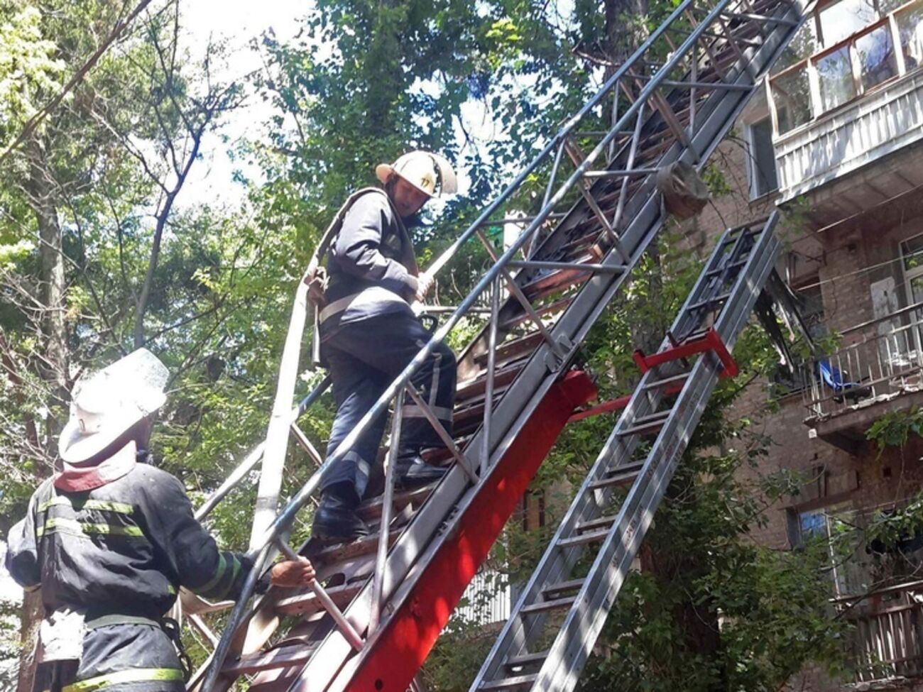 Спасатели ликвидируют 22 июля пожар по ул. Чернышевской, 84, в центре Харькова