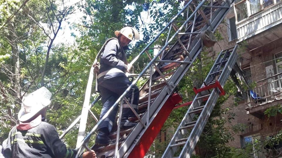 Спасатели ликвидируют 22 июля пожар по ул. Чернышевской, 84, в центре Харькова
