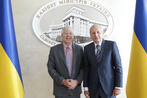 Координатор системы ООН в Украине Нил Уокер (слева) и вице-премьер-министр Украины Валерий Вощевский