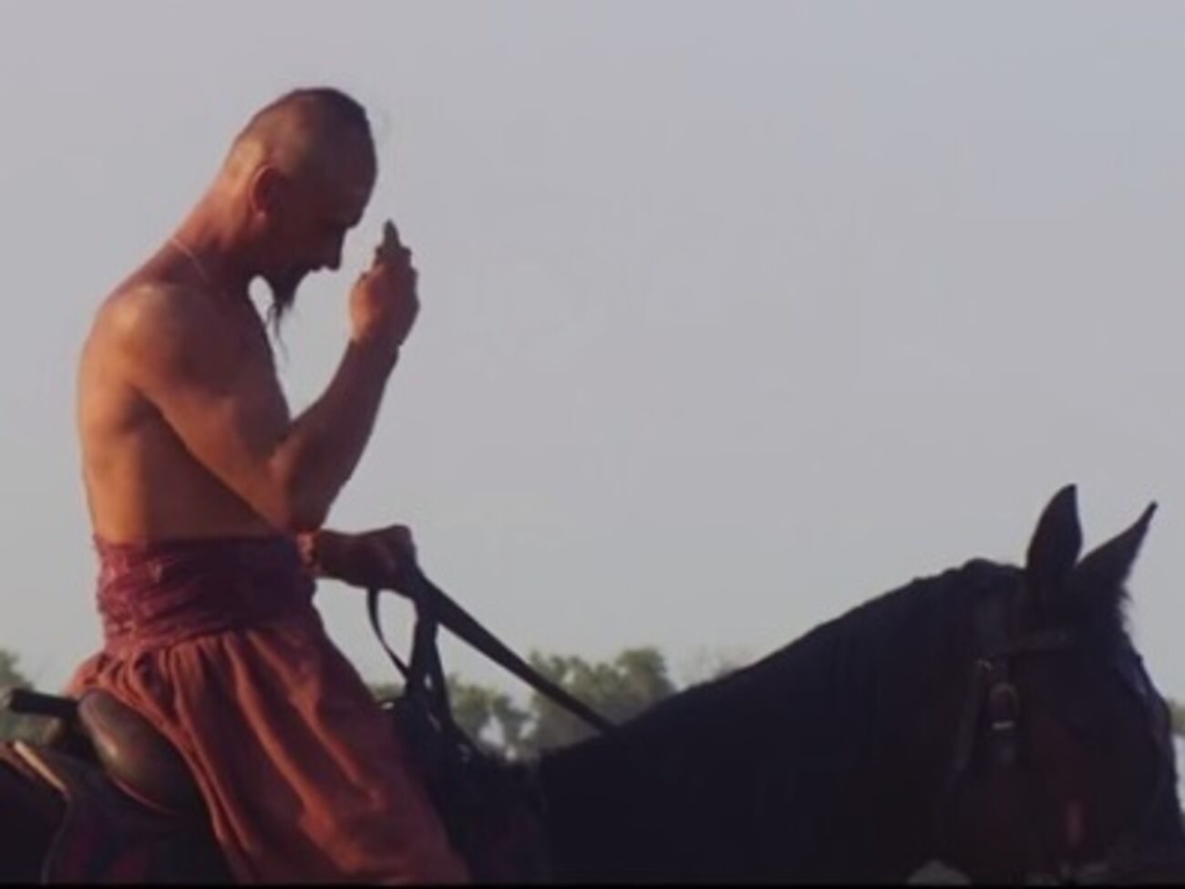 Британская фолк-группа Mumford & Sons презентовала снятый под Киевом клип с украинским казаком в главной роли. Видео