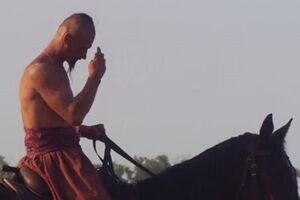 Британская фолк-группа Mumford & Sons презентовала снятый под Киевом клип с украинским казаком в главной роли. Видео