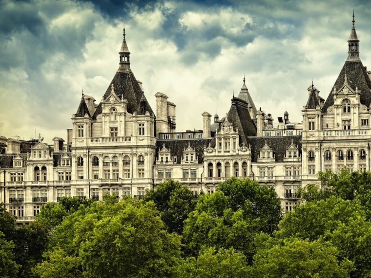 Навальный:&nbsp;500 квадратных метров площади, шесть спален, обеденный зал с двумя каминами, гостиная с роялем и видом на Темзу