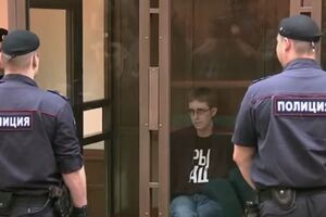 На суде Илье Горячеву стало плохо, к нему вызвали медиков