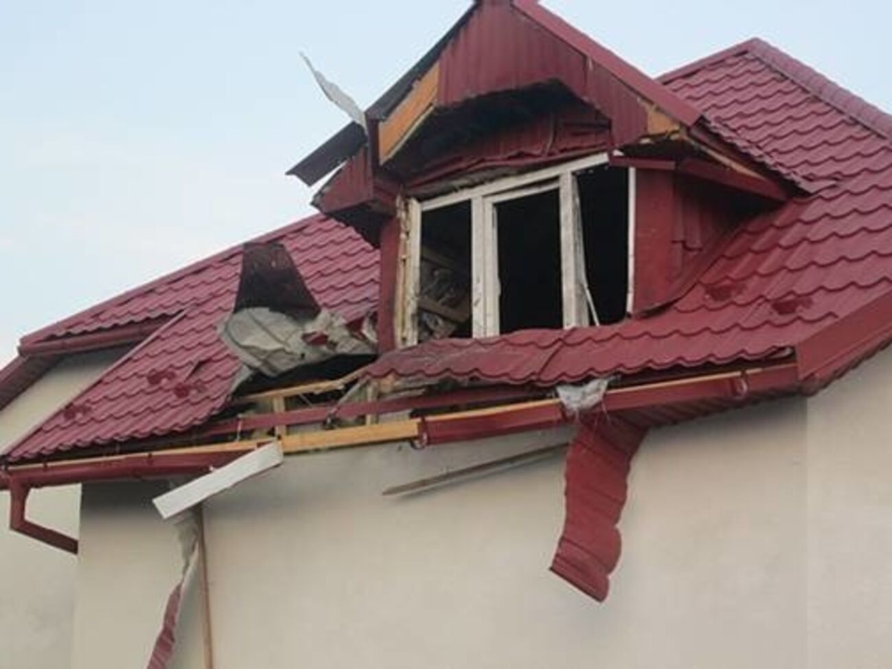 В результате выстрела повреждено окно мансарды