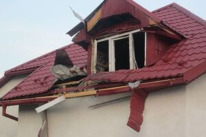 В результате выстрела повреждено окно мансарды