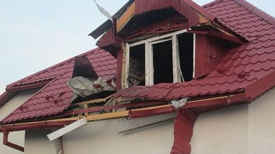 В результате выстрела повреждено окно мансарды
