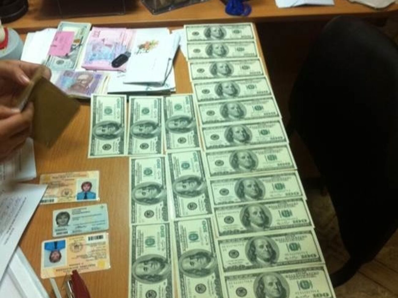 Во время обыска у чиновницы обнаружено около $10 тыс