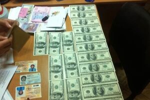 Во время обыска у чиновницы обнаружено около $10 тыс