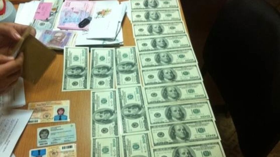 Во время обыска у чиновницы обнаружено около $10 тыс