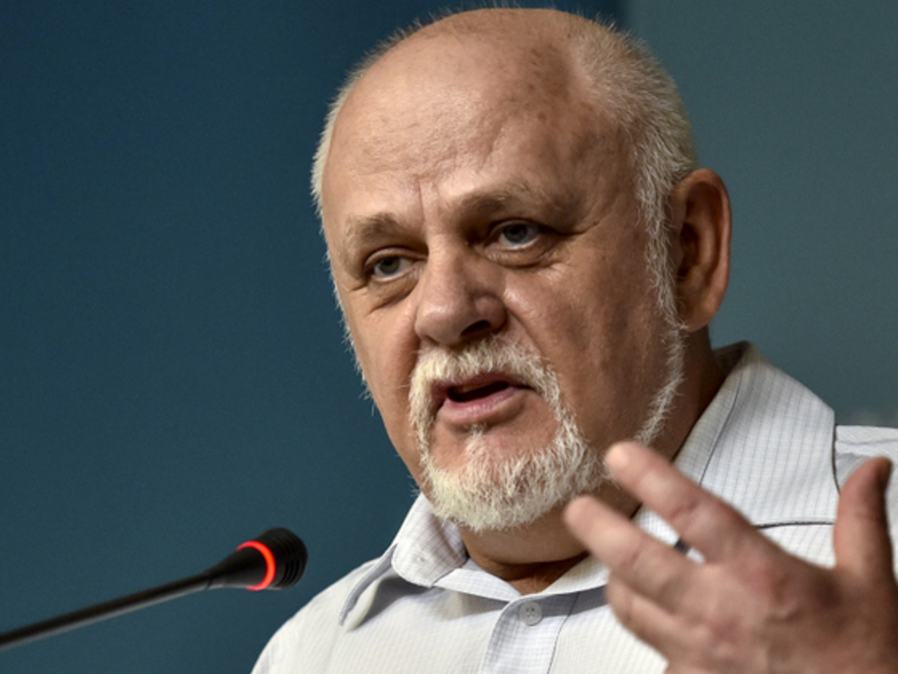 Глава Департамента по вопросам помилования АП Александр Букалов считает, что вопросы применения помилования требуют широкого обсуждения