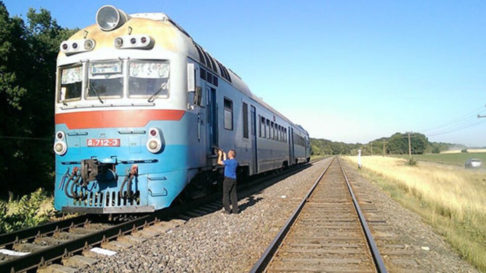 Поезд, следовавший из Вапнярки в Христиновку, столкнулся с автомобилем в с. Бурьяны Винницкой области