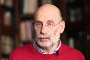 Акунин сравнил власть Путина с серой тучкой