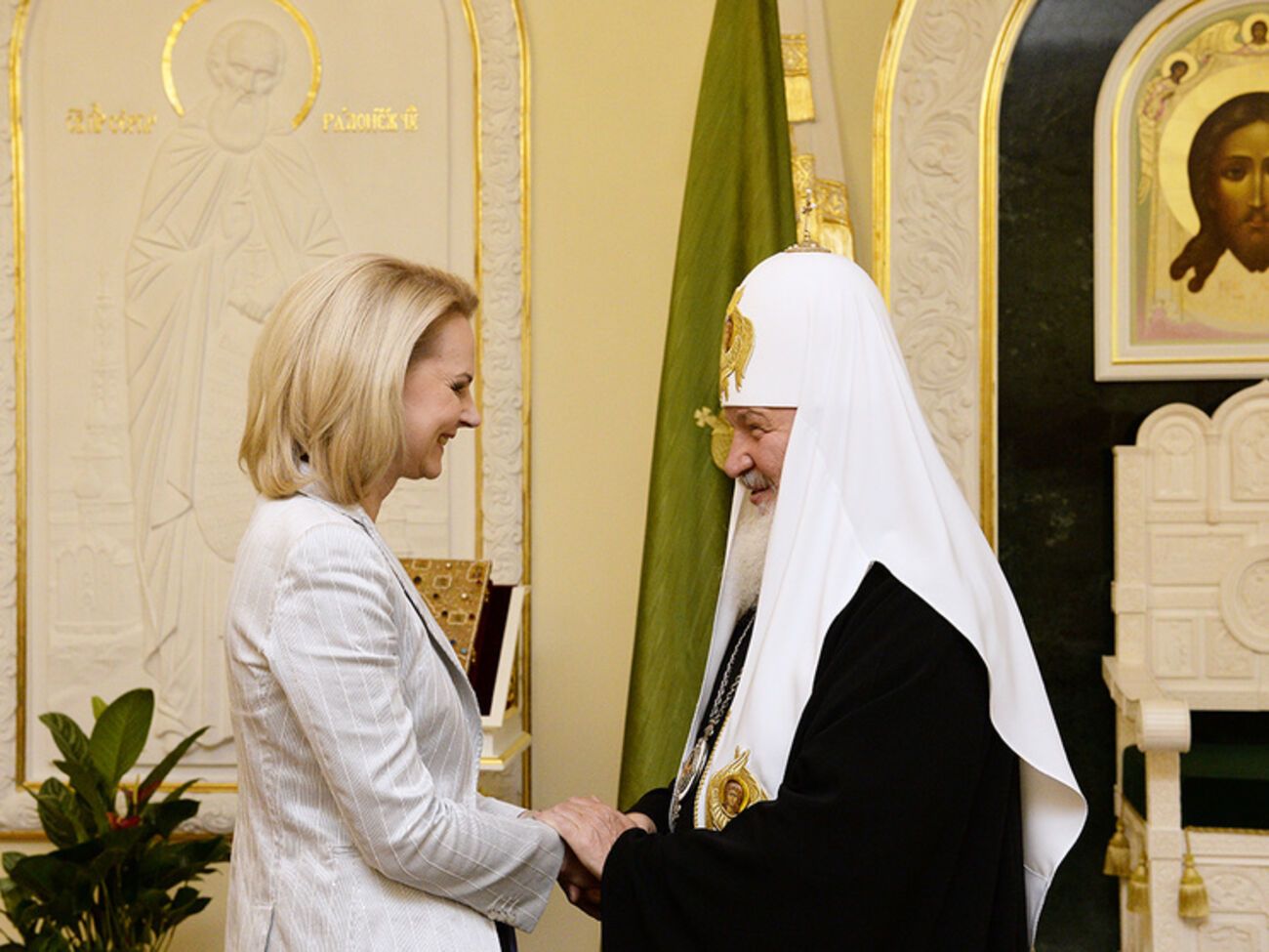 Татьяна Голикова и патриарх Кирилл во время подписания договора