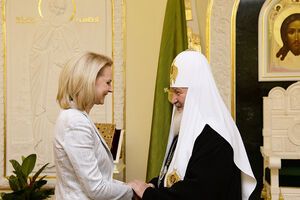 Татьяна Голикова и патриарх Кирилл во время подписания договора