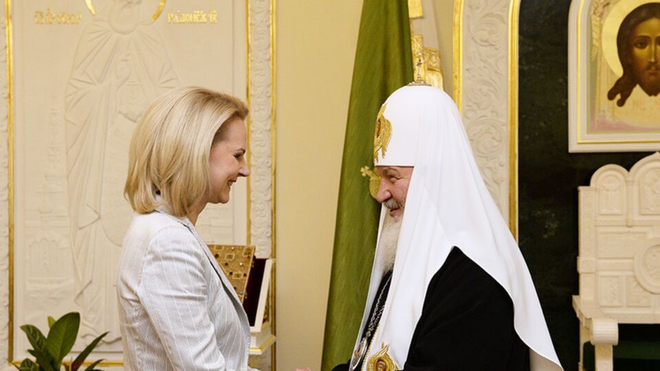 Татьяна Голикова и патриарх Кирилл во время подписания договора