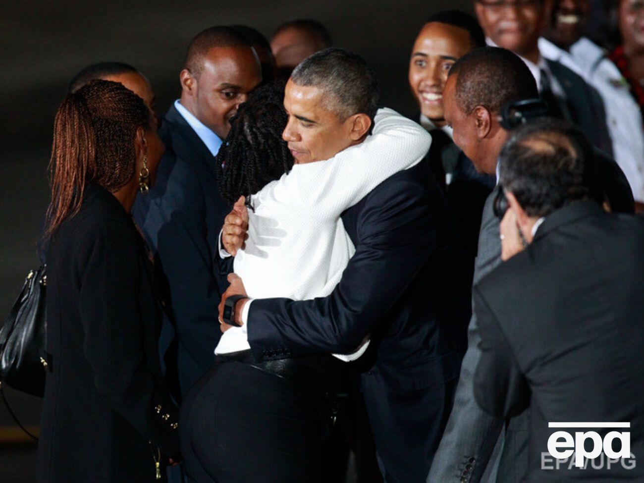 В аэропорту Найроби Обаму встречала его сестра
