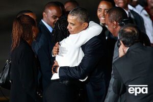 В аэропорту Найроби Обаму встречала его сестра