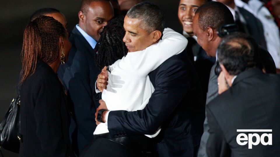 В аэропорту Найроби Обаму встречала его сестра