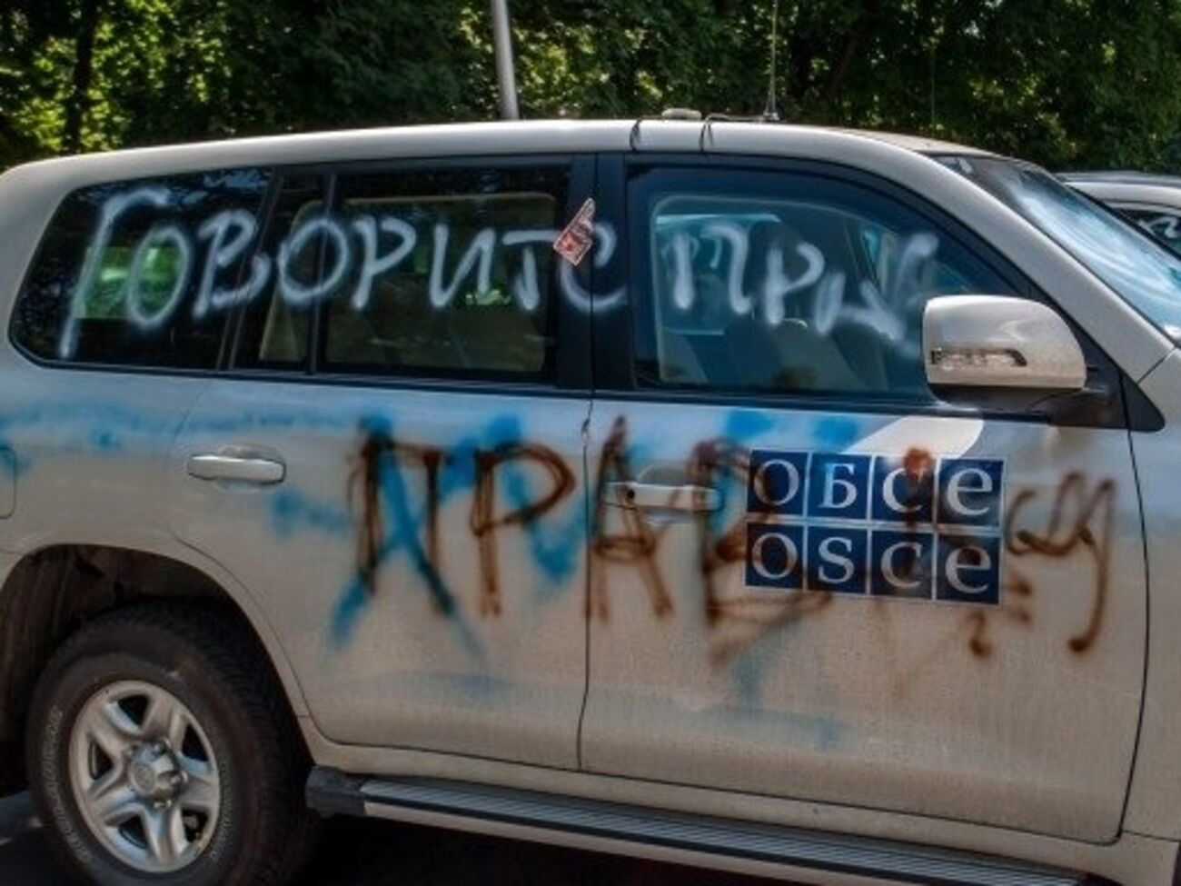 Участники акции расписали автомобили ОБСЕ возле отеля, где живут сотрудники миссии