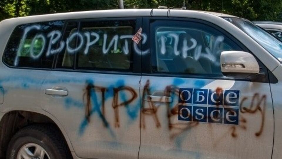 Участники акции расписали автомобили ОБСЕ возле отеля, где живут сотрудники миссии