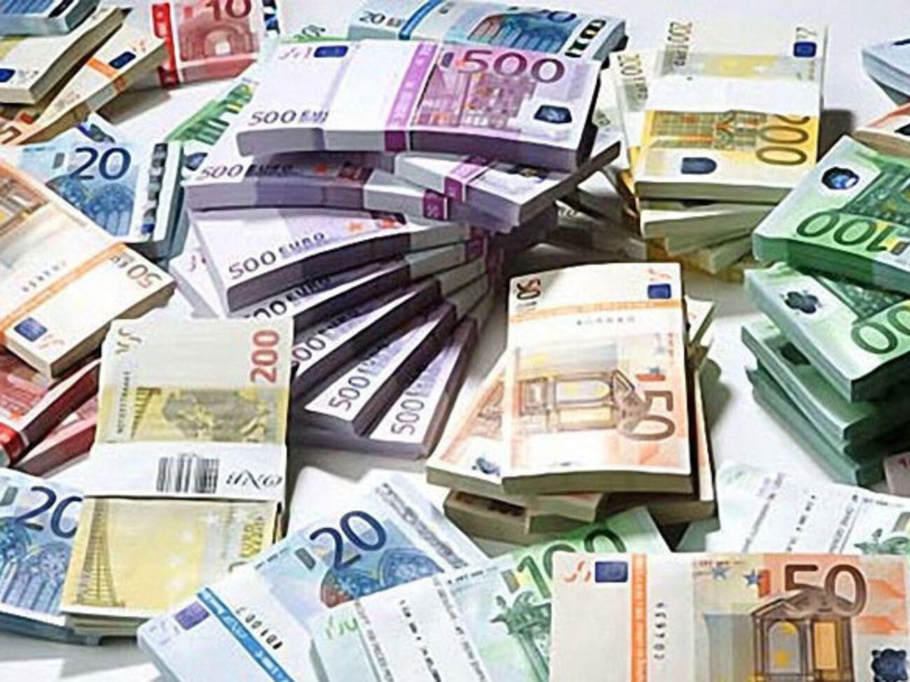 Гражданам Греции запрещено вывозить за рубеж более €2000