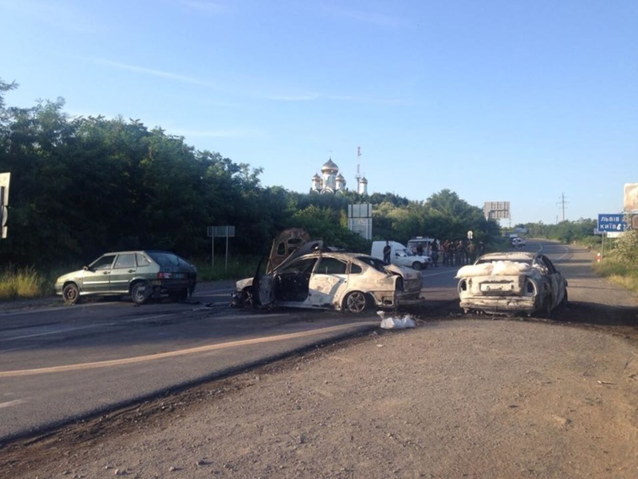 Последствия перестрелки в Мукачево — сожженные автомобили силовиков