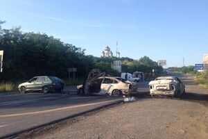 Последствия перестрелки в Мукачево — сожженные автомобили силовиков