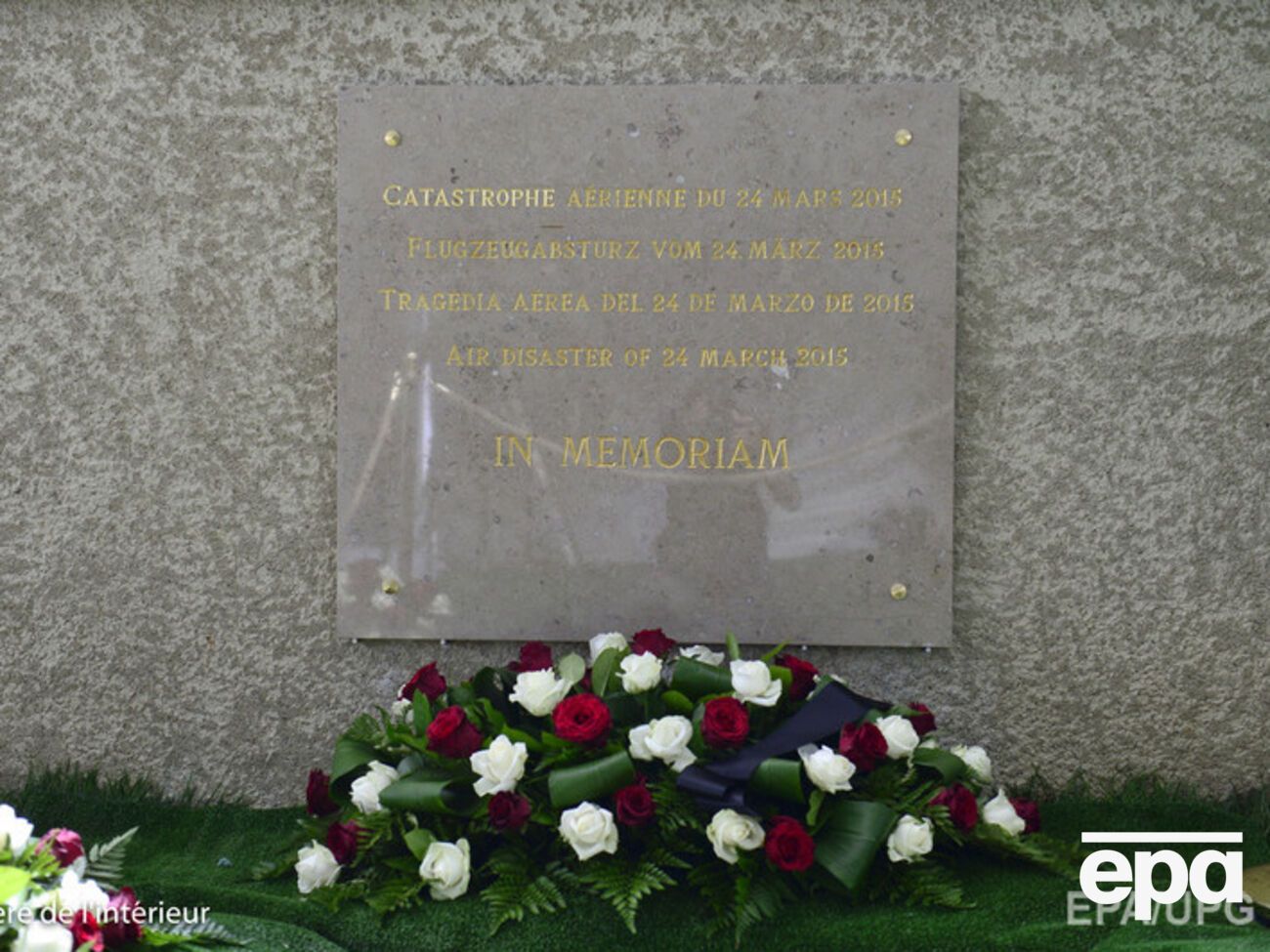 Останки жертв авиакатастрофы похоронили на кладбище французского городка&nbsp;Ле-Вернет