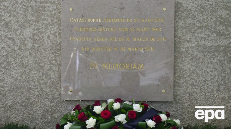 Останки жертв авиакатастрофы похоронили на кладбище французского городка Ле-Вернет