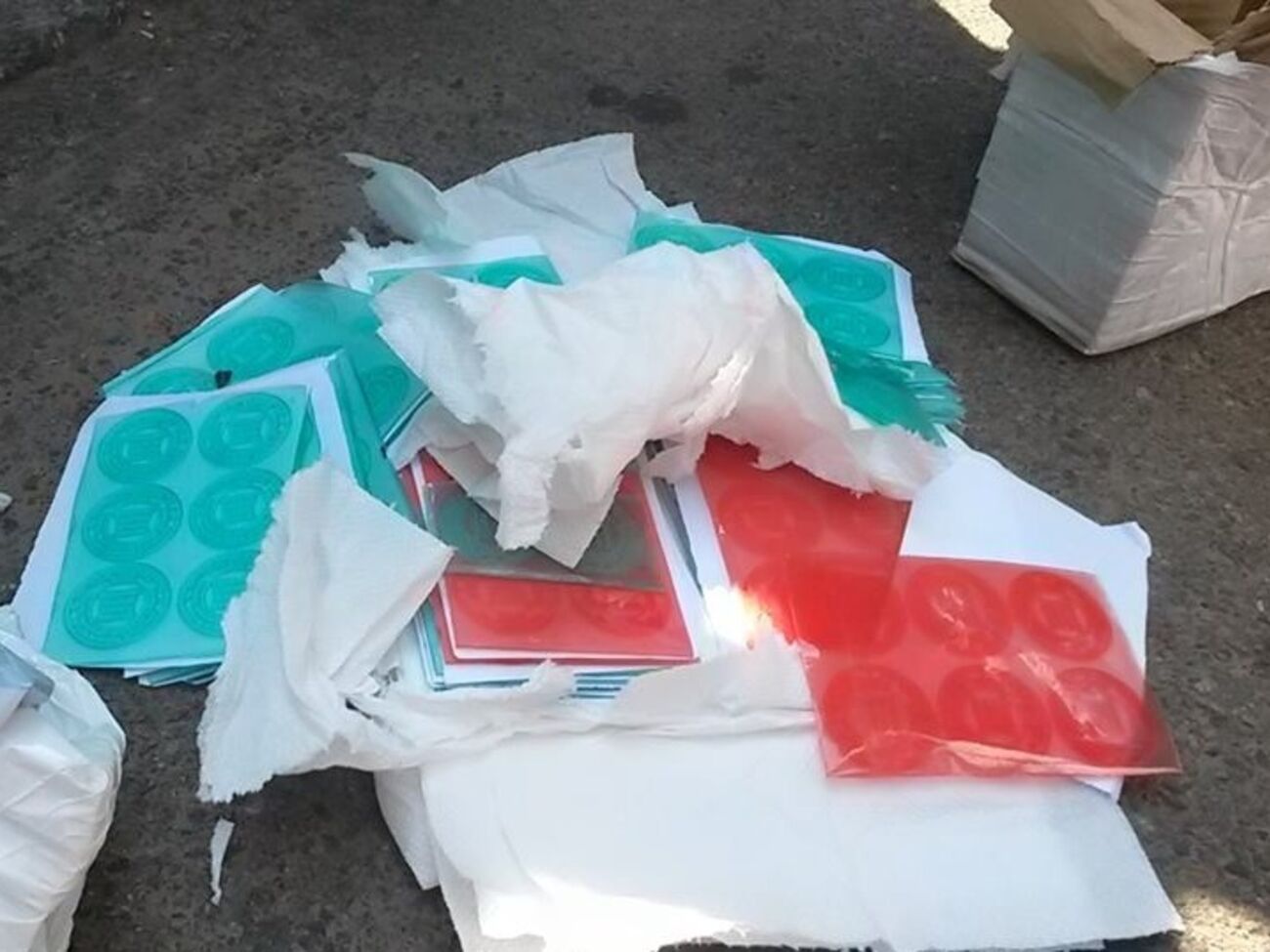 По словам нардепа Игоря Луценко, водитель не признался, от кого именно получил печати