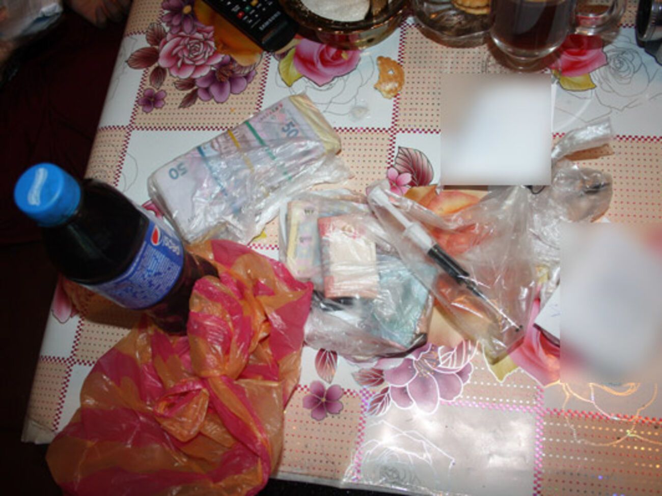 В этой пол-литровой бутылке содержится девять тысяч доз опия на 1 млн гривен