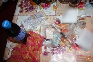 В этой пол-литровой бутылке содержится девять тысяч доз опия на 1 млн гривен