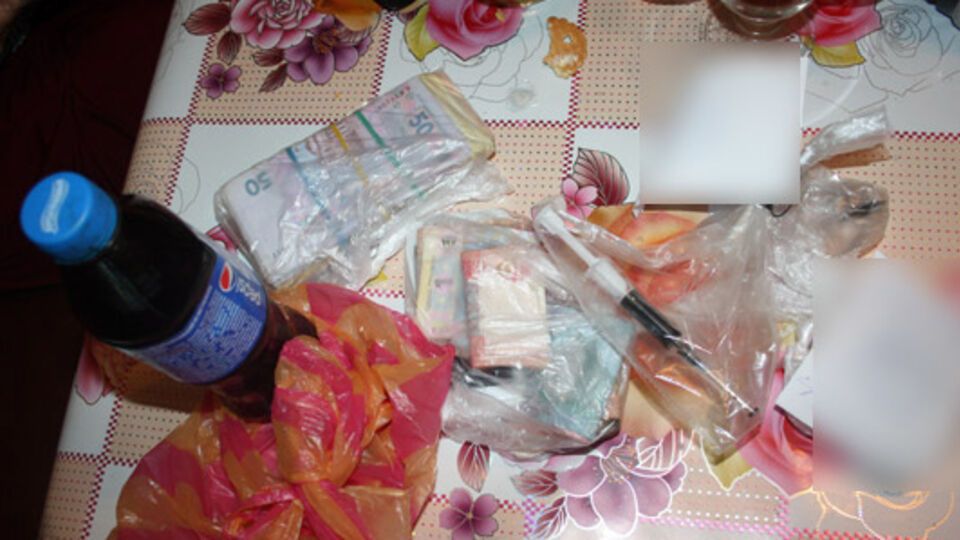 В этой пол-литровой бутылке содержится девять тысяч доз опия на 1 млн гривен