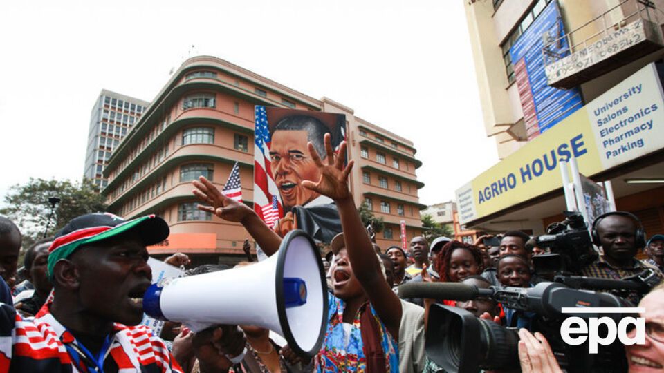 Кенийцы встретили Обаму его портретами и флагами США. Фоторепортаж
